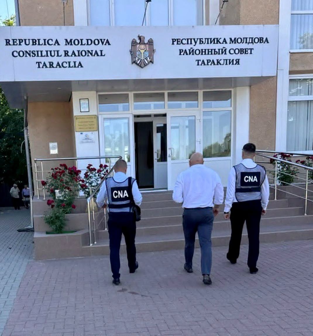 Percheziții CNA în Taraclia // Președintele raionului, suspectat de trucarea licitațiilor și abuz de serviciu