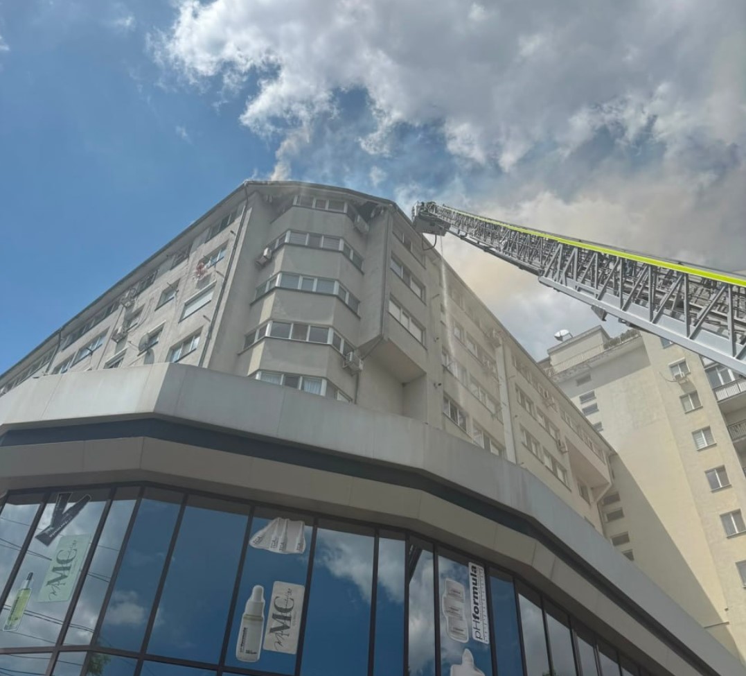 Incendiu într-un bloc din capitală. Zece echipe de pompieri luptă cu flăcările