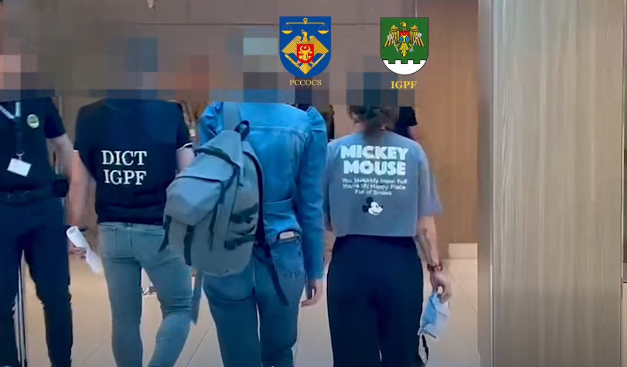VIDEO // Femeie bănuită că a traficat șapte tinere în Grecia, extrădată în R. Moldova. Fratele ei ispășește o pedeapsă de 64 de ani de închisoare