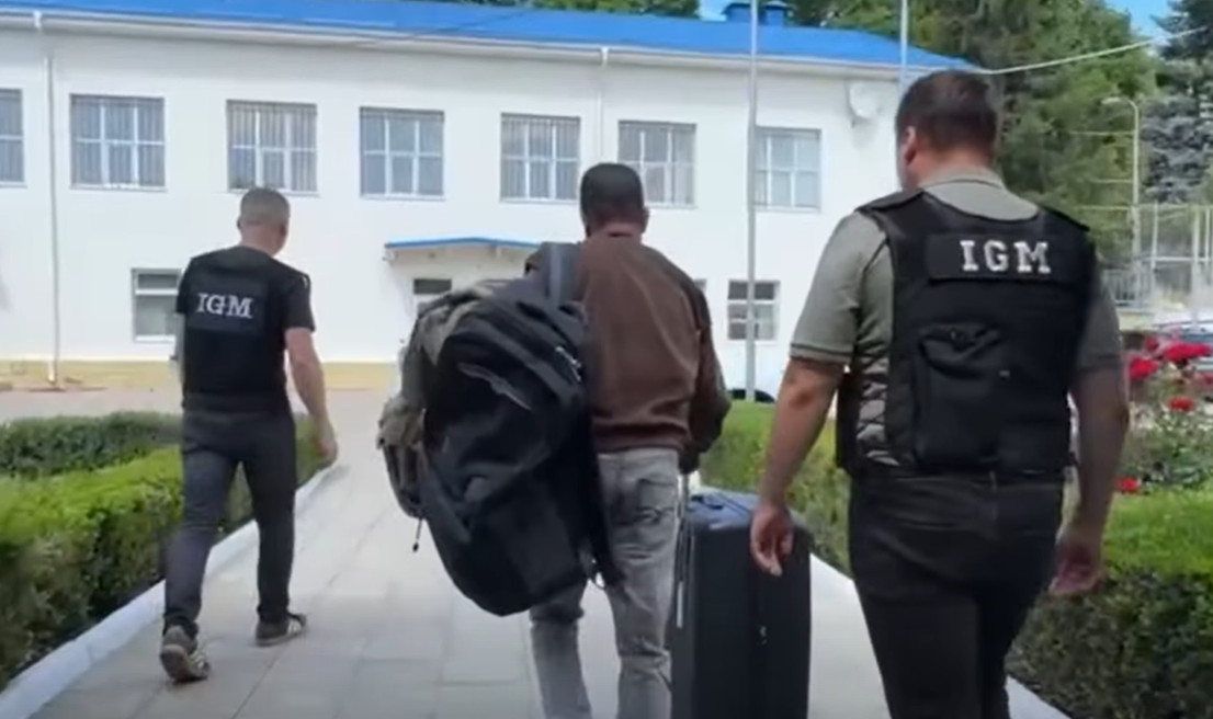 VIDEO // A încercat să traverseze ilegal frontiera de stat. Un cetățean din Sri Lanka, deportat