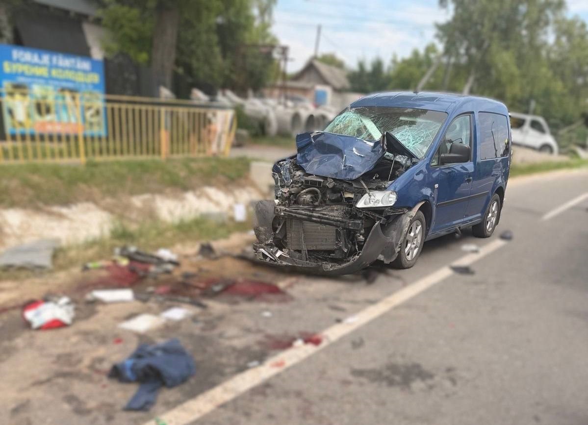 VIDEO // Doi polițiști de patrulare, grav răniți după ce au fost loviți de o mașină la Sîngerei