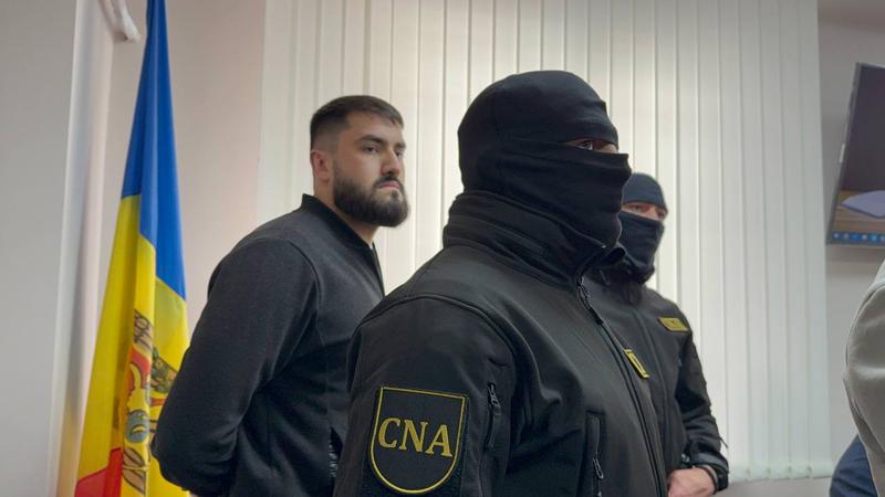 După trei luni de arest, marți dimineața primarul Alexandru Donțu a revenit la Primăria Căușeni