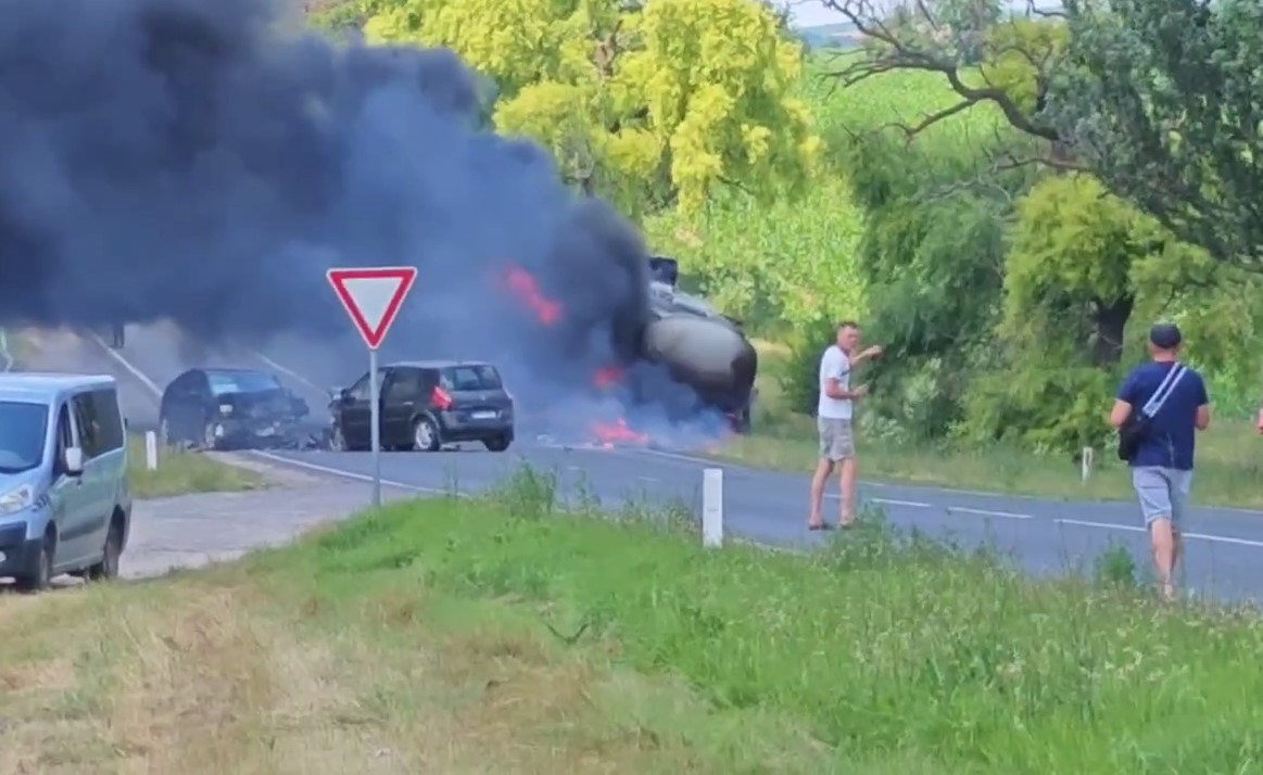 VIDEO // Camion cu combustibil, cuprins de flăcări în Sîngerei. Doi șoferi au ignorat restricțiile și s-au ciocnit în fumul dens