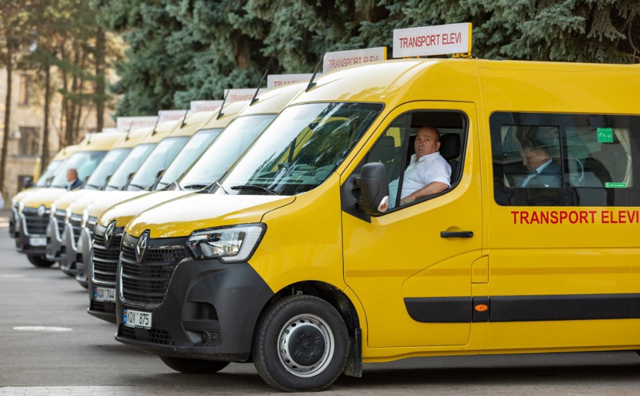 Transport gratuit și pentru profesorii din școlile reorganizate