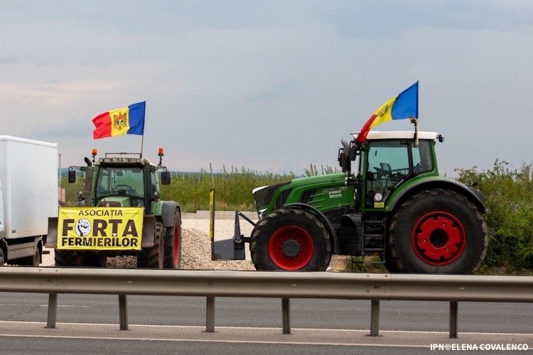 Fermierii continuă protestele și anunță deplasări spre mai multe puncte de frontieră