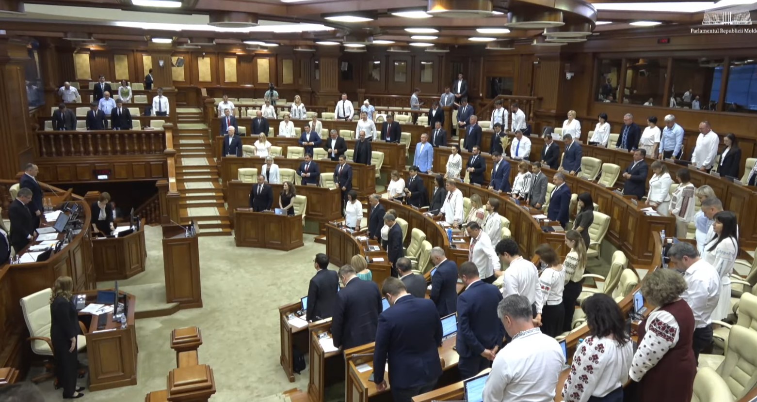 Minut de reculegere în Parlament în memoria celor doi polițiști decedați în accidentul de la Sîngerei