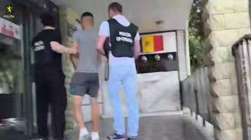 VIDEO // Au pătruns într-un apartament și au amenințat victimele cu un cuțit. Trei tineri, încătușați de polițiști