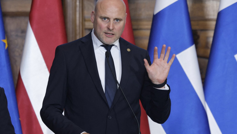 Ucraina ar trebui să contribuie la modelarea sistemului de apărare al NATO, nu să rămână în afara acestuia, afirmă premierul leton