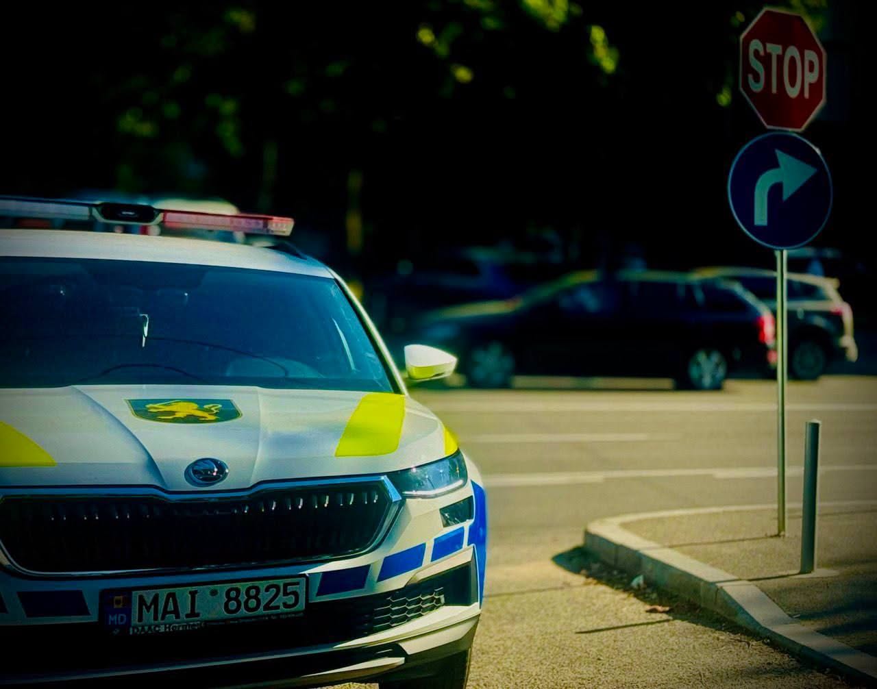 Cahul // Doi bărbați, reținuți după ce au agresat un polițist și deteriorat o mașină de serviciu