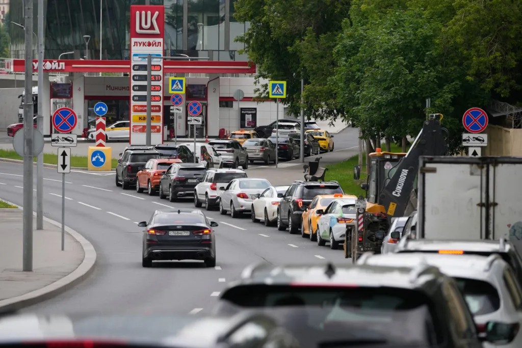 Poliția și Garda Națională, mobilizate la benzinăriile din Rusia pentru a controla cozile formate pe fondul crizei de carburant. Ce se întâmplă