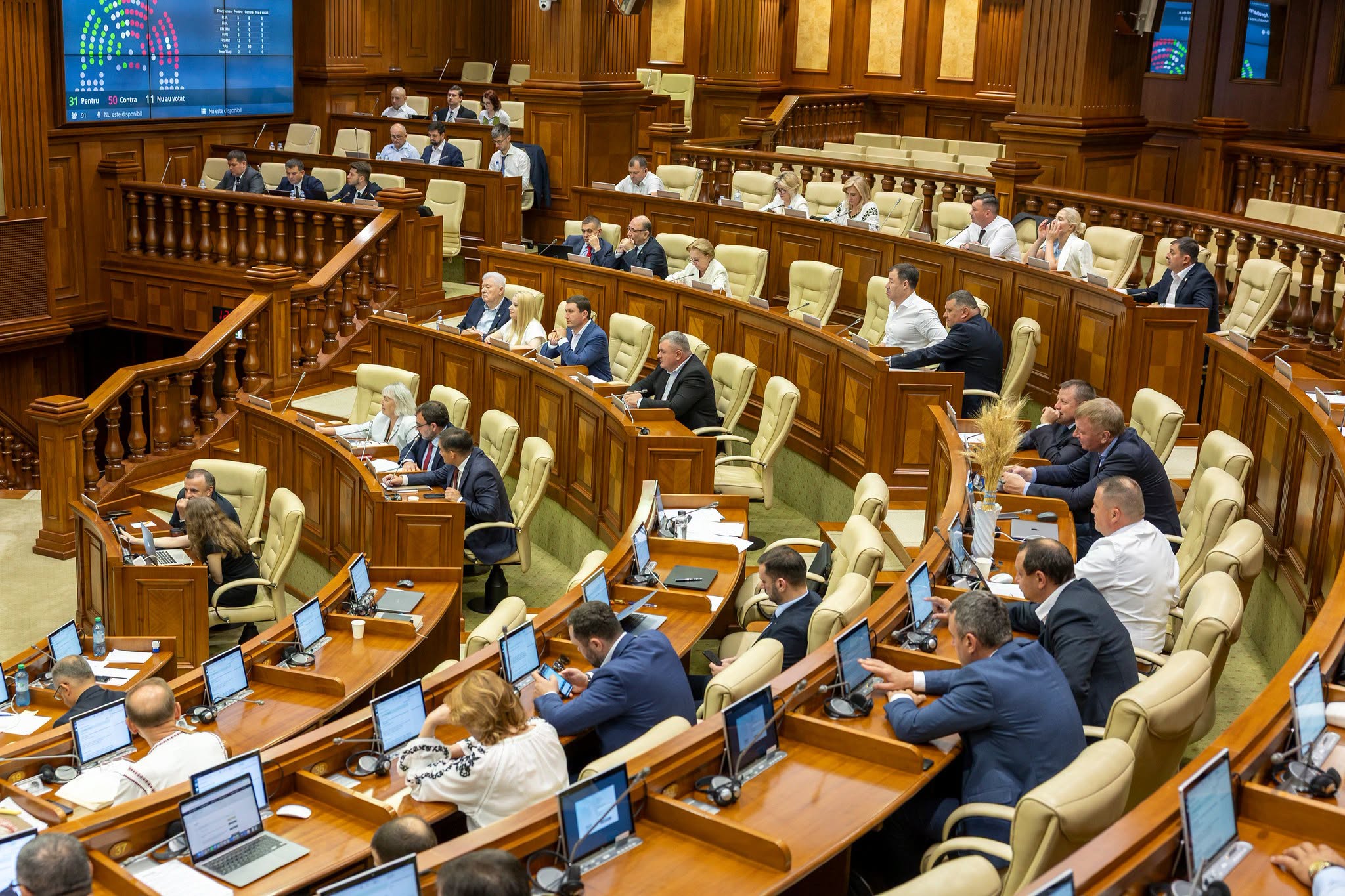 Facebook, principala platformă de comunicare a deputaților: peste 10 mii de postări în cinci luni