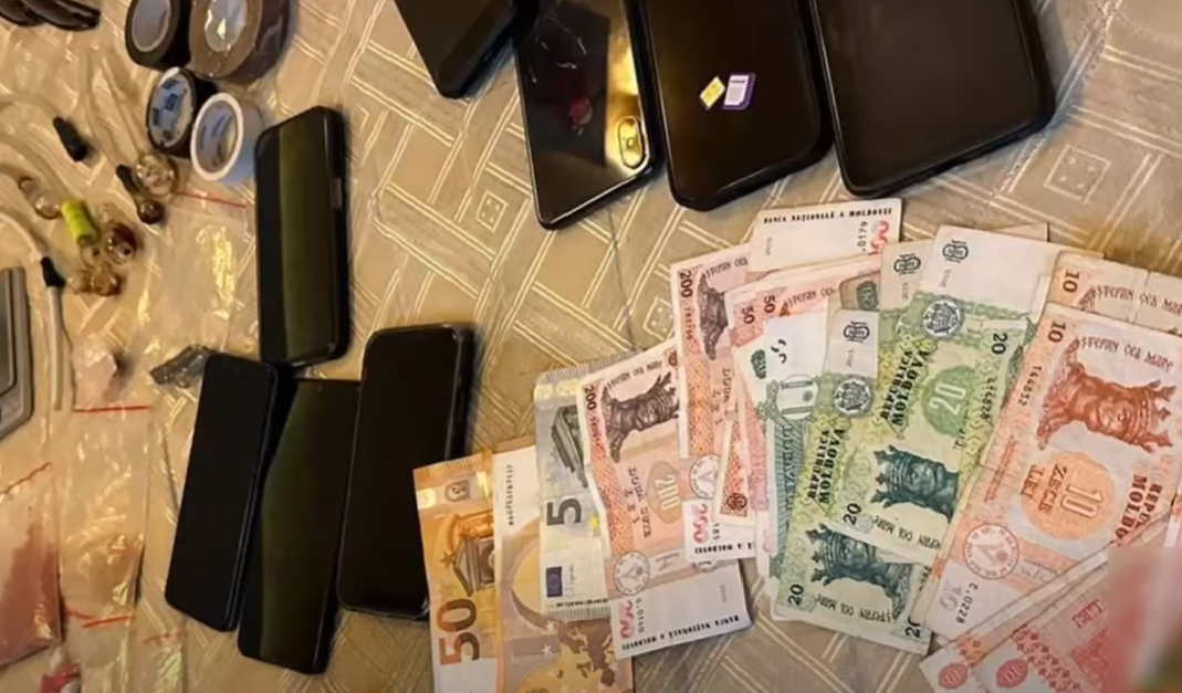 VIDEO // Droguri în valoare de peste 100 de mii de lei, ridicate de polițiști. Trei suspecți, arestați