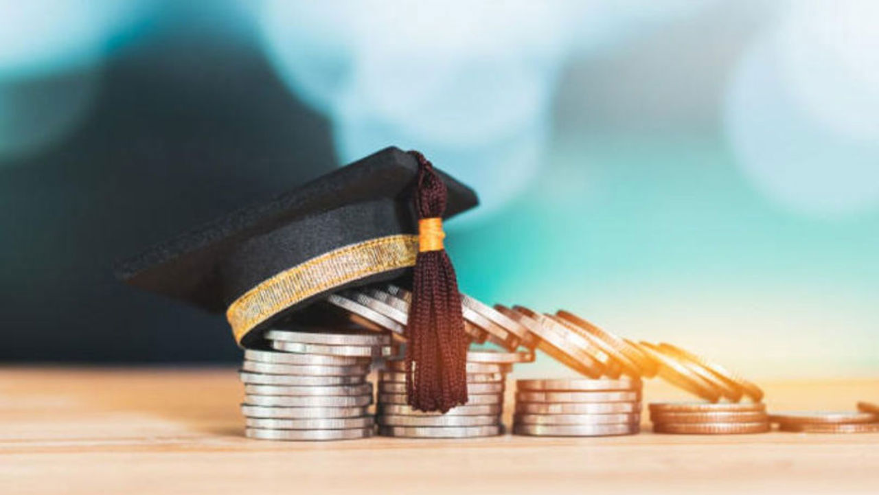 Bursele studenților de la licență vor crește cu cel puțin 40% din 1 septembrie