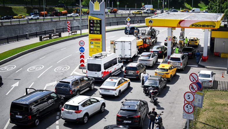 Rușii folosesc cazaci ca să facă ordine în benzinării aglomerate într-o staţiune de la Marea Neagră, ca urmare a penuriei de carburanți