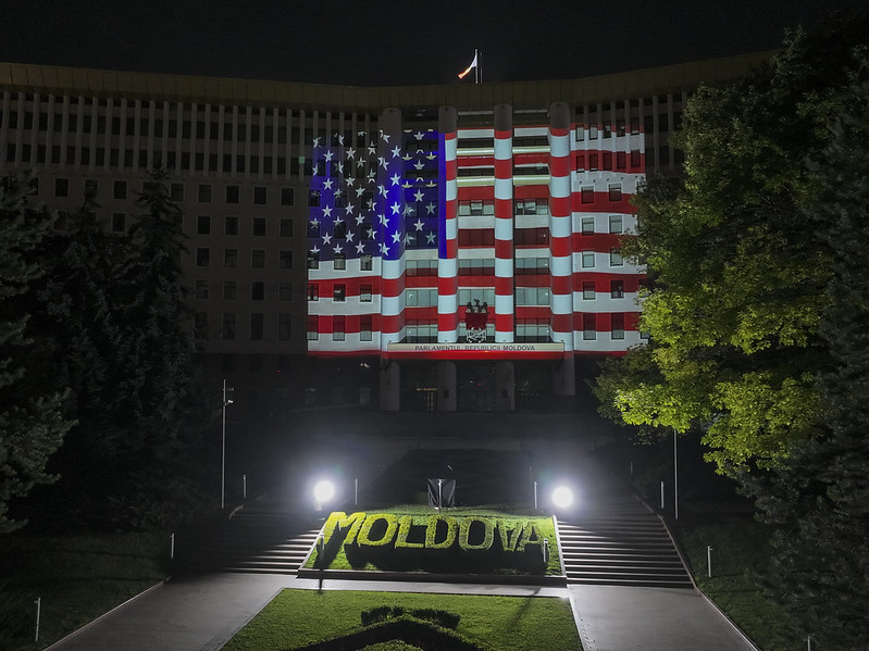 VIDEO // Parlamentul, Arcul de Triumf și Primăria Chișinău, iluminate în culorile drapelului american. Igor Grosu: „SUA sunt un prieten de încredere al Republicii Moldova”