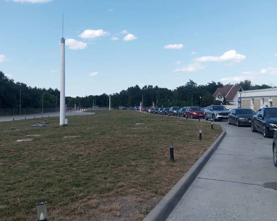 Cozi la ieșirea din Republica Moldova prin PTF Sculeni. Autoritățile recomandă rute alternative