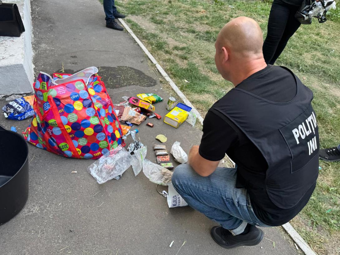 VIDEO // Cocaină și hașiș ascunse în conserve, descoperite într-un colet din Spania. O tânără de 19 ani, arestată