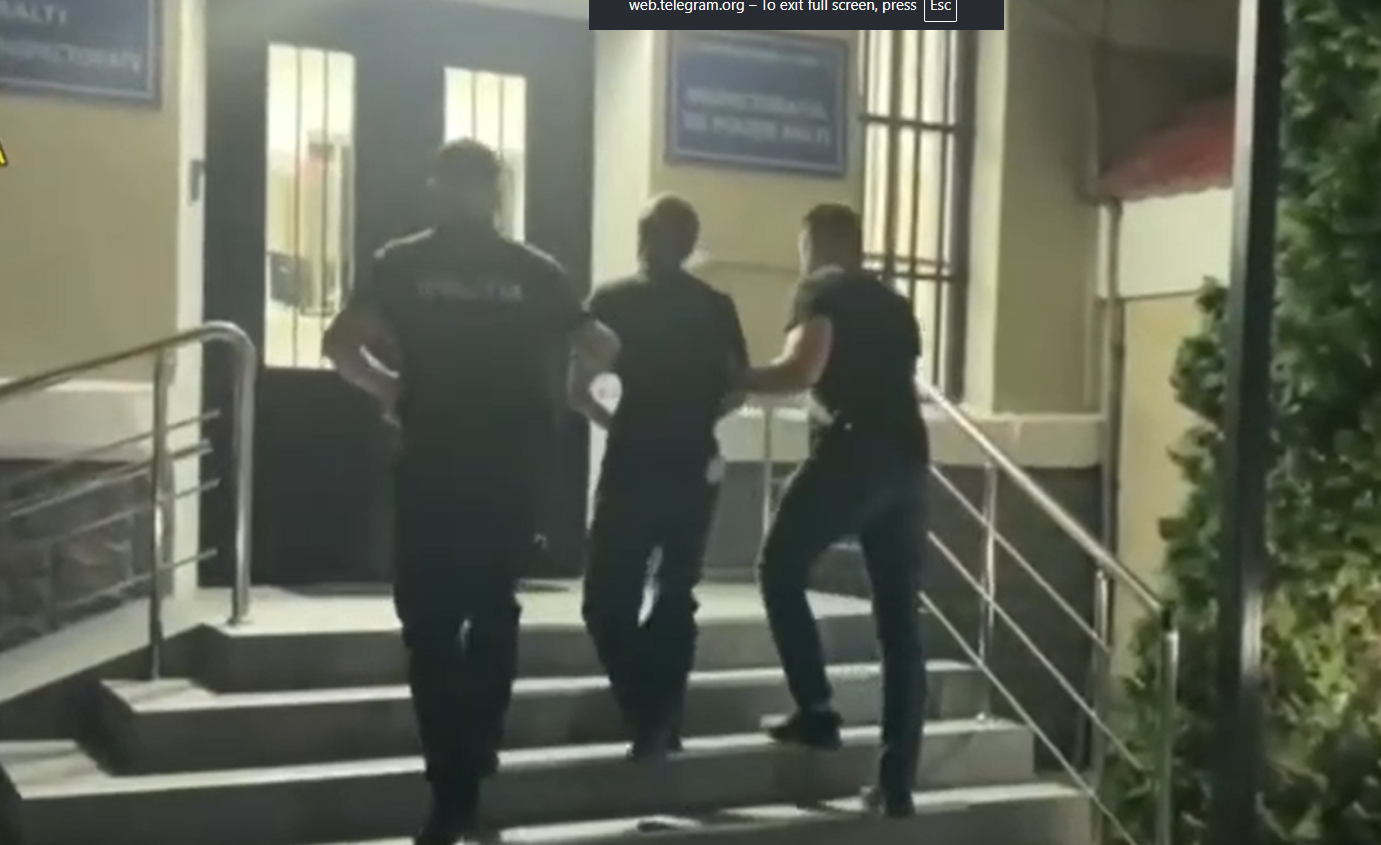 VIDEO // Ar fi înșelat două persoane cu peste 720 de mii de lei. Un tânăr și trei minori, reținuți
