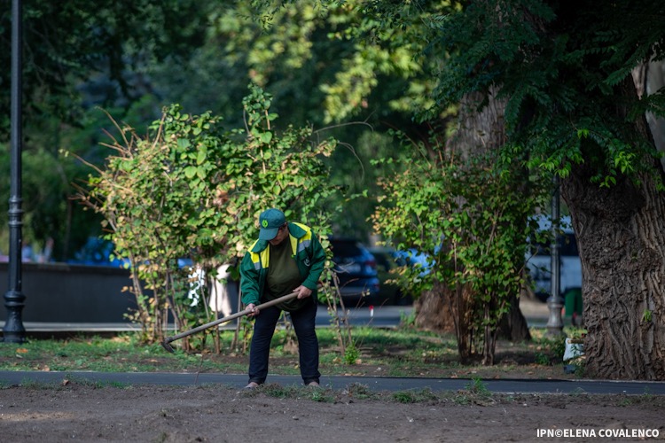 Peste 400 de muncitori, implicați zilnic în salubrizarea capitalei