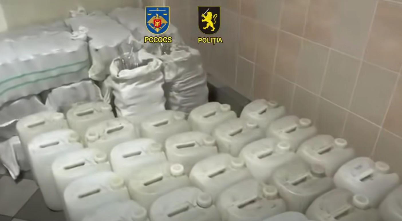 VIDEO // Linie clandestină de producere a alcoolului, destructurată la Chișinău. Doi bărbați, cercetați penal