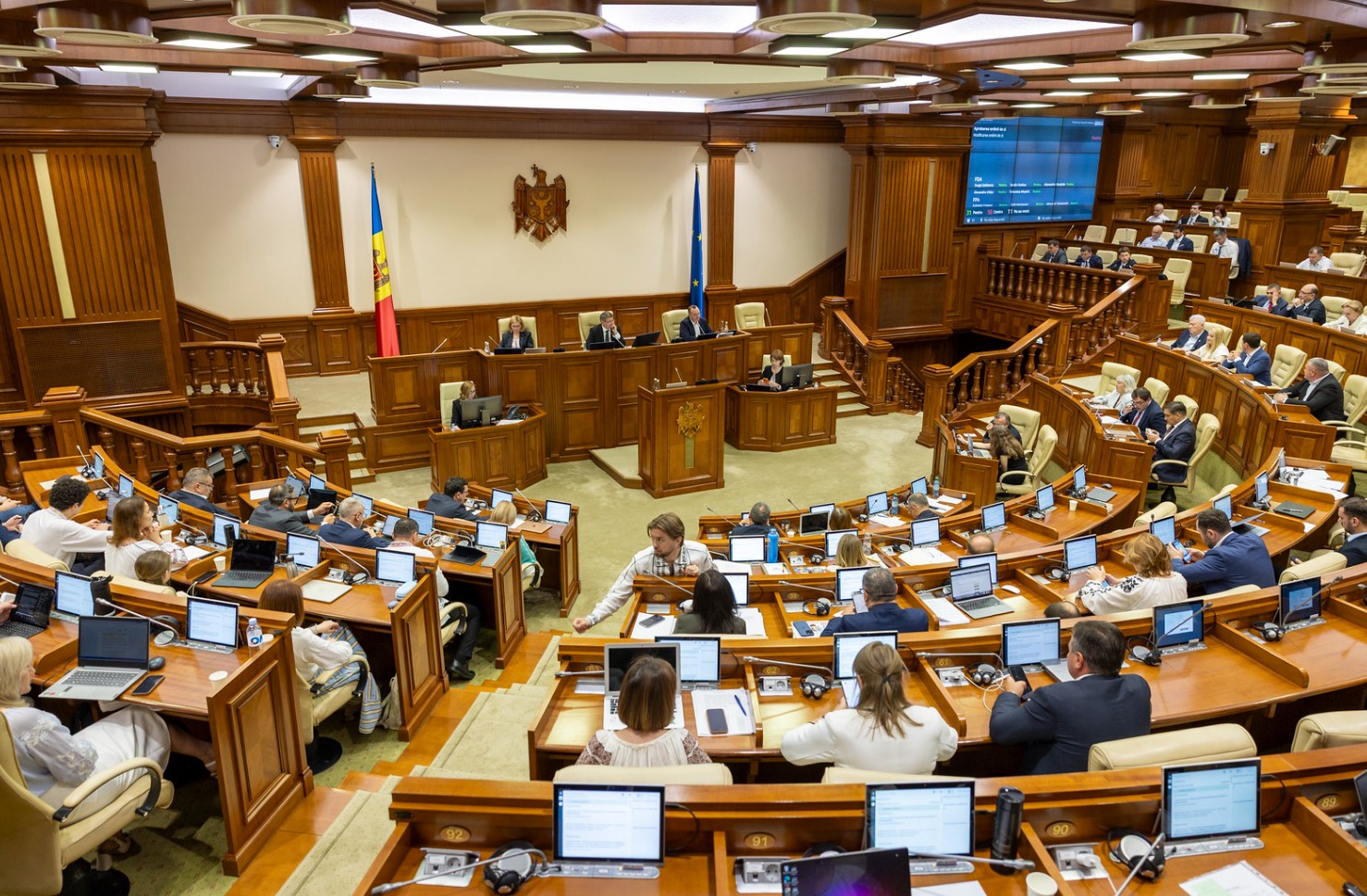 Deputații se întrunesc joi în ședință plenară. Nouă proiecte cu sigla UE, incluse pe agendă