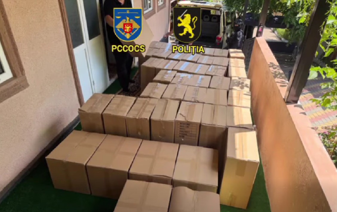 VIDEO // Peste 600 de mii de țigări, estimate la 1,3 milioane de lei, ridicate într-un dosar de contrabandă. Percheziții în Chișinău și în nordul R. Moldova