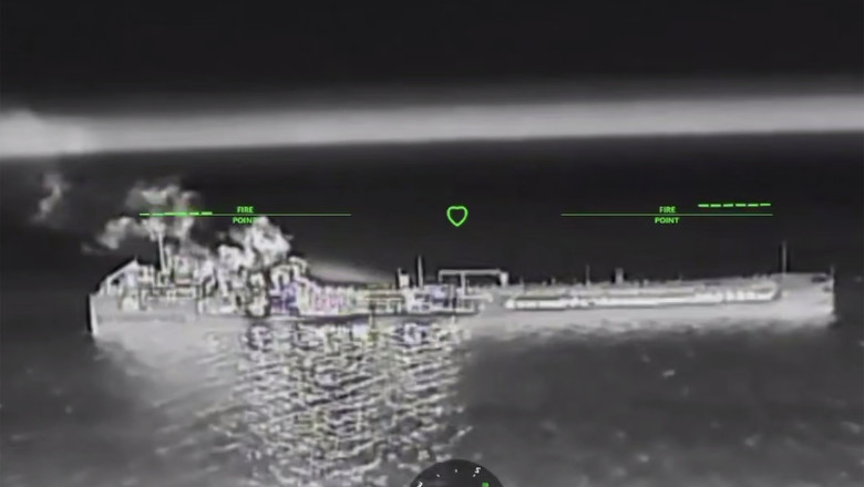 Două petroliere rusești, lovite de drone ucrainene în Marea Azov. Unul dintre ele a luat foc
