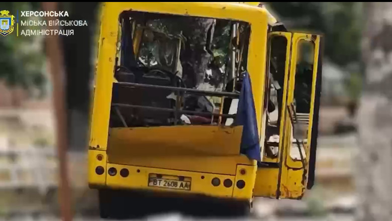 VIDEO // O dronă rusă a lovit un microbuz de pasageri în centrul orașului Herson, rănind opt persoane. Imagini cu impact emoțional