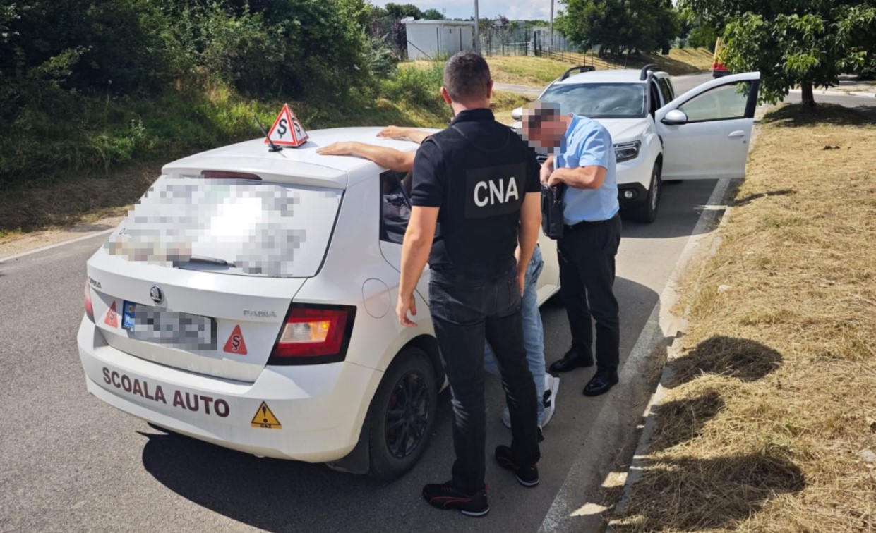 Trafic de influență la o școală auto din Orhei. Un instructor, prins în flagrant de CNA
