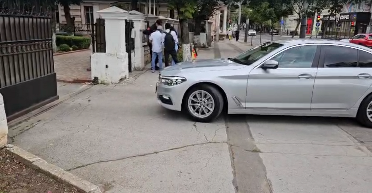 VIDEO // Hubert Knirsch, surprins la Ambasada României după declarațiile sale privind identitatea moldovenilor