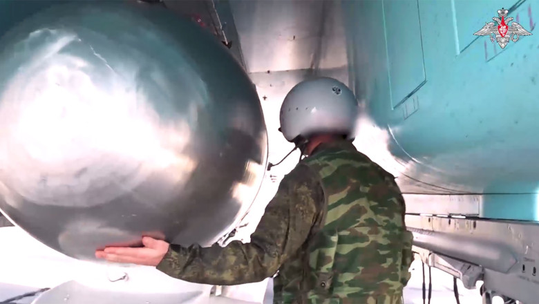 VIDEO // Momentul în care Rusia lansează o bombă glisantă FAB-3000 „devastatoare”, de trei tone, asupra unui orășel ucrainean