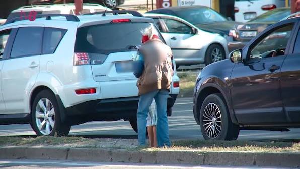 VIDEO // Exploatau copii pentru cerșetorie în trafic. Șase persoane, documentate de polițiști în capitală