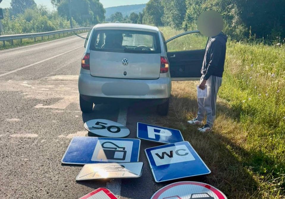 FOTO // Prinși cu indicatoare rutiere în portbagaj. Doi tineri, cercetați pentru tentativa de a mitui un polițist