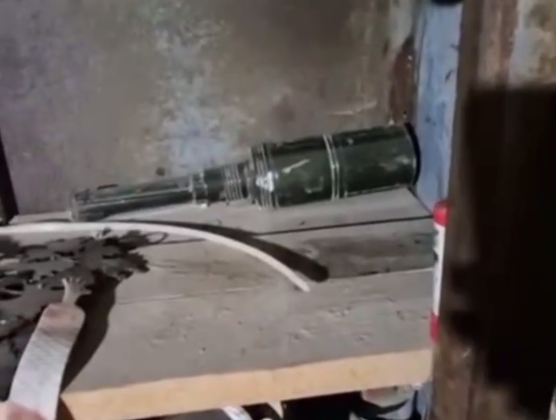VIDEO // Percheziții la Căușeni. O grenadă antitanc, depistată în gospodăria unui bărbat