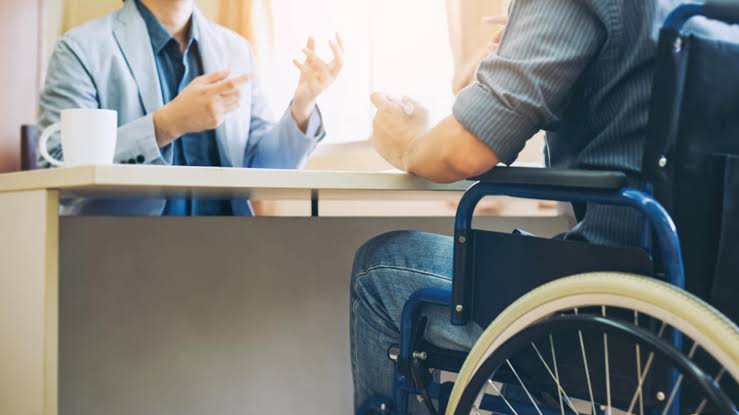 Persoanele cu dizabilități, îndemnate să nu restituie bani din prestațiile sociale până la finalizarea verificărilor