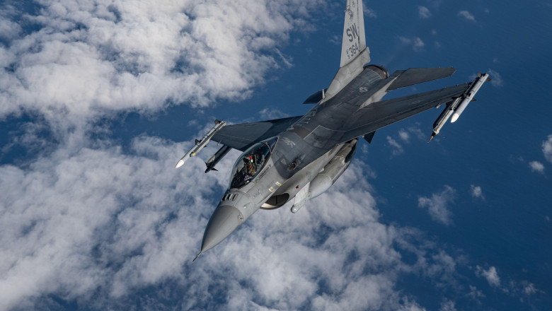 Premieră istorică. Ucraina a doborât un avion de vânătoare rus cu un F-16, dezvăluie un general american