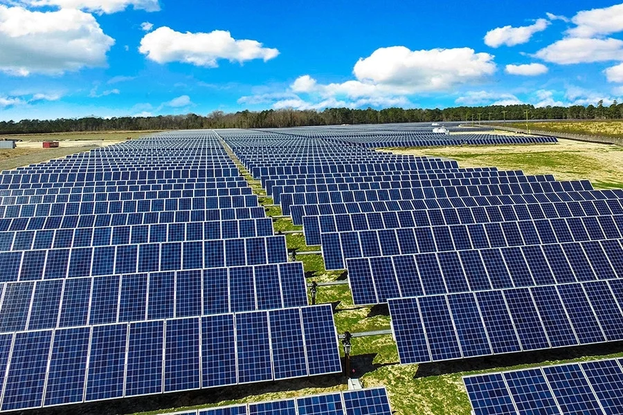 Mai puține acte pentru panouri fotovoltaice și baterii de stocare. Parlamentul a simplificat procedurile