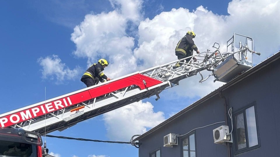 FOTO // Incendiu la un depozit frigorific din Chișinău. Zeci de pompieri au intervenit pentru stingerea flăcărilor