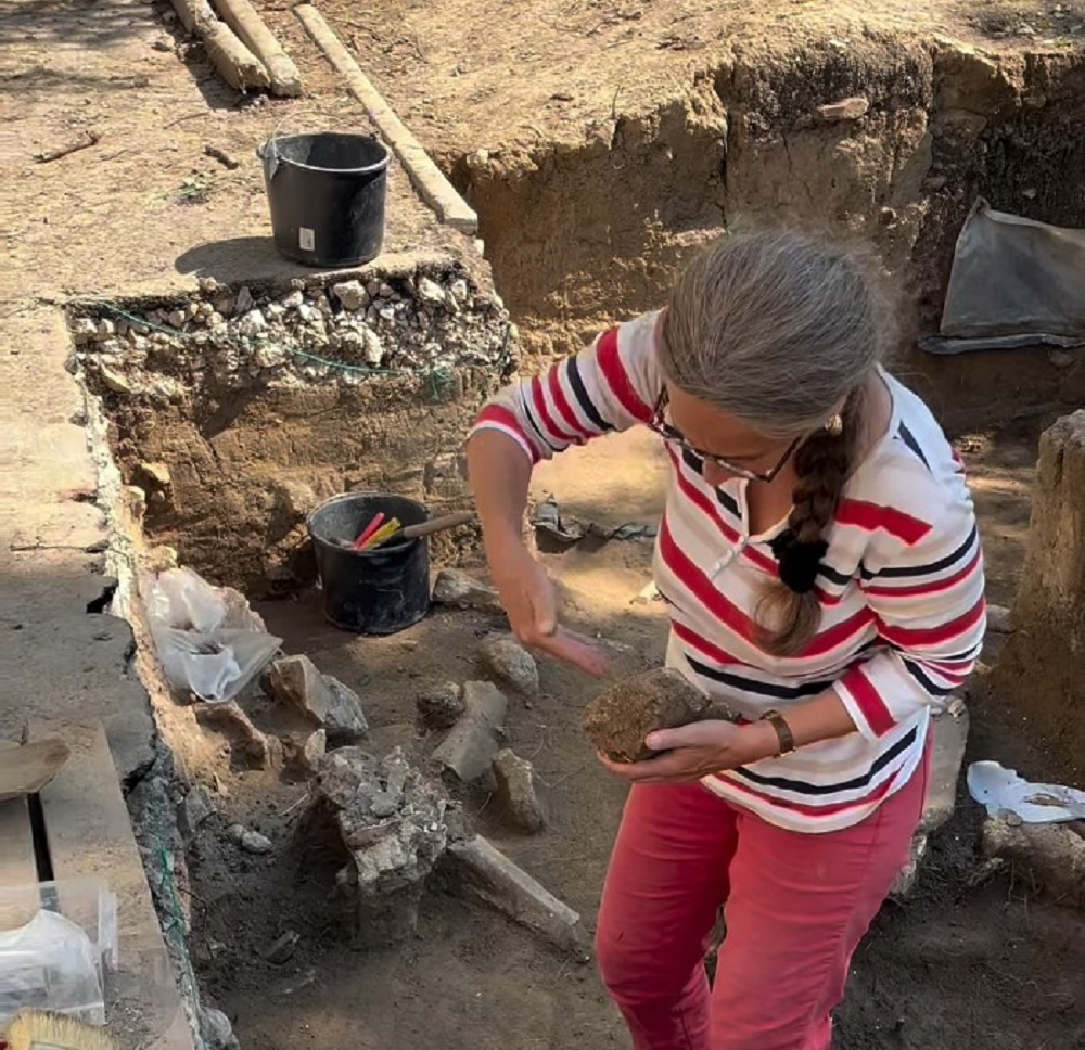 VIDEO // Urme ale unor colibe din oase de mamut, vechi de aproximativ 25 de mii de ani, descoperite în Șoldănești