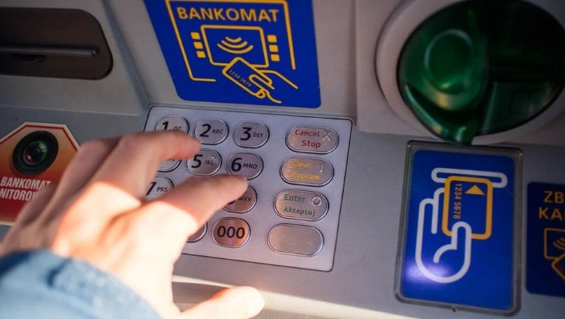 Rușii golesc băncile de bani cash de teama situației economice. Sumele astronomice pe care le retrag în fiecare lună