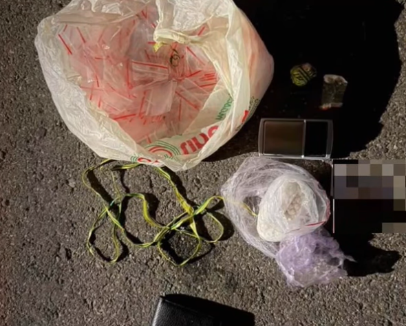 VIDEO // Droguri sintetice de peste 100 mii de lei, ridicate la Bălți. Un bărbat, cercetat pentru trafic