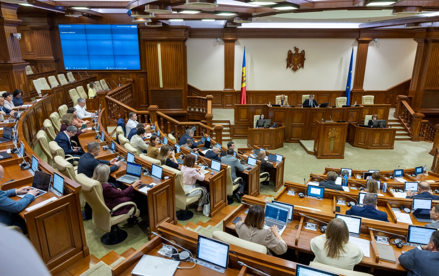 Deputații se întrunesc joi în ultima ședință plenară din sesiunea primăvară-vară a Parlamentului