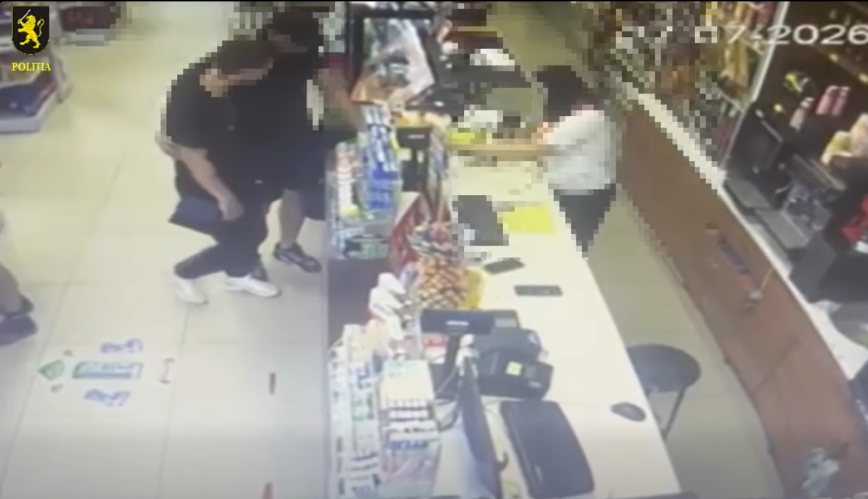 VIDEO // Doi tineri, reținuți după două jafuri comise în aceeași săptămână la Chișinău. Un curier, agresat într-o stație PECO