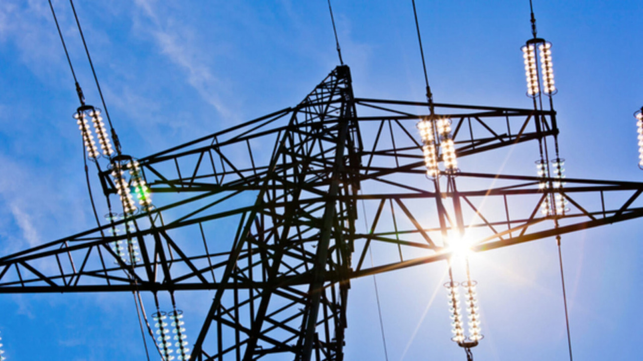Proiectele energetice strategice vor putea fi autorizate mai rapid. Parlamentul a votat noi reguli pentru investițiile în infrastructură