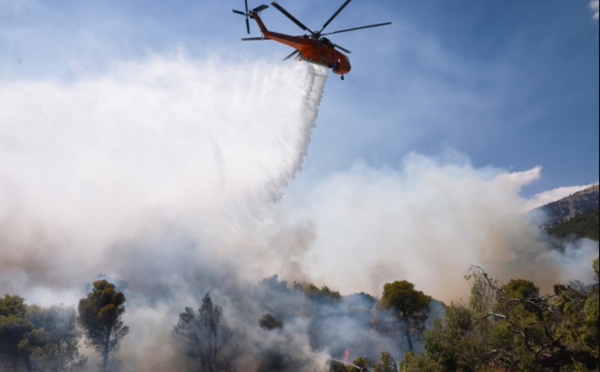 VIDEO +18 // Două elicoptere s-au ciocnit în Grecia, în timp ce interveneau la un incendiu violent