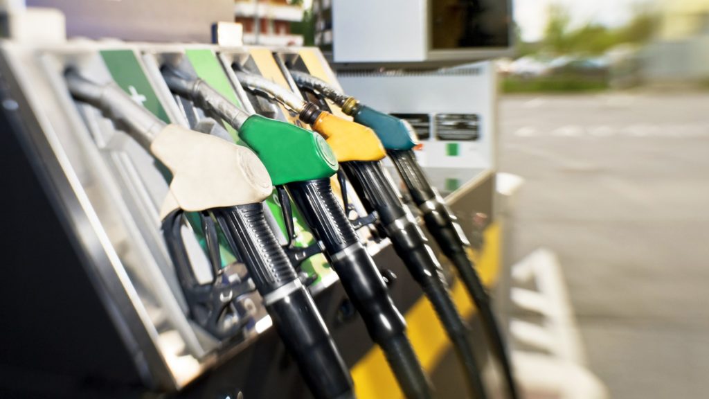 Motorina continuă să se scumpească, iar benzina se ieftinește ușor