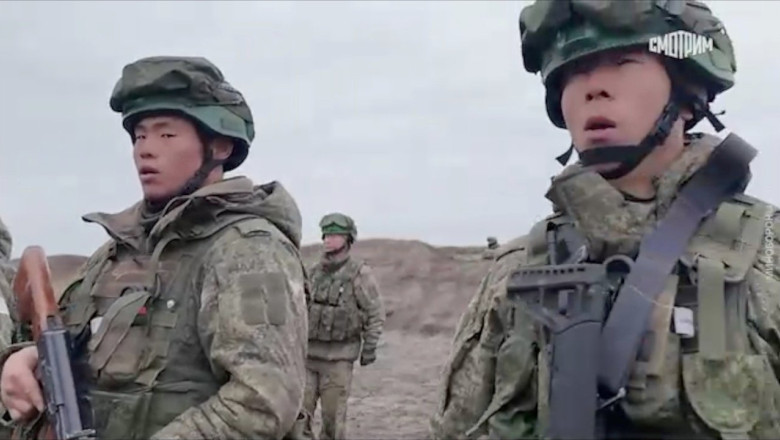 VIDEO // „Rușii încearcă să le ardă literalmente fețele”. Ucraina a capturat mercenari plătiți de Putin din peste 50 de țări trimiși pe front