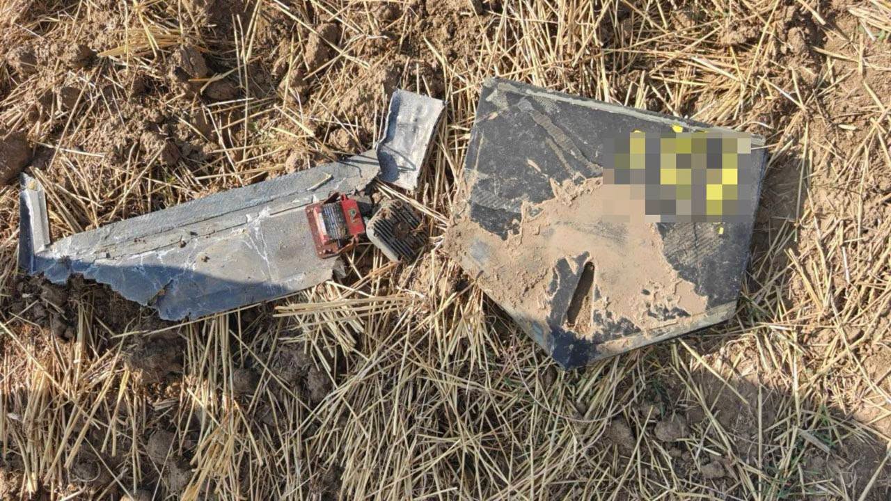 FOTO // Fragmentele unei drone de tip Gheran, depistate în apropierea satului Văleni