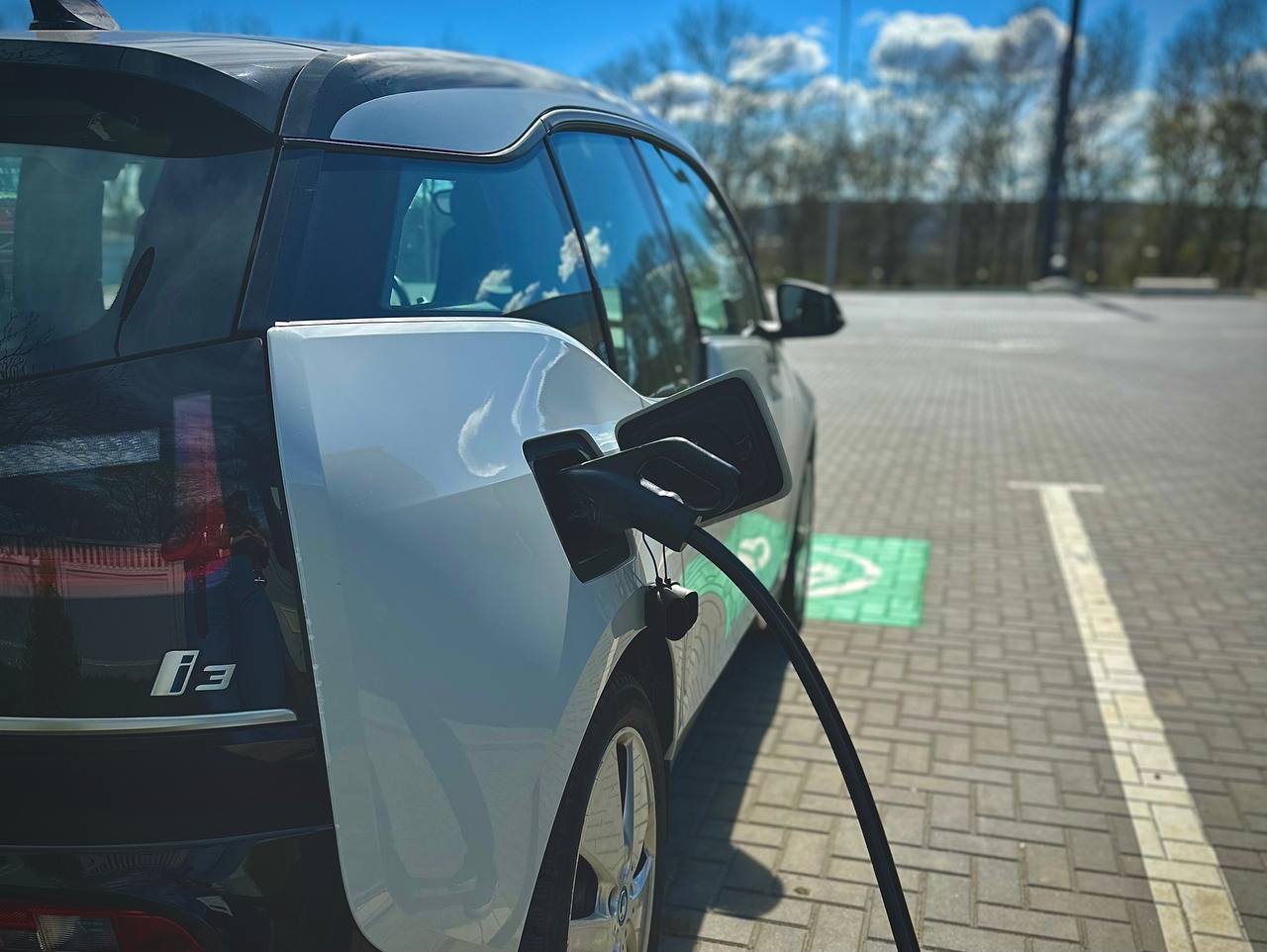 Până în 2030, un sfert dintre mașinile din R. Moldova ar urma să fie electrice sau hibride plug-in