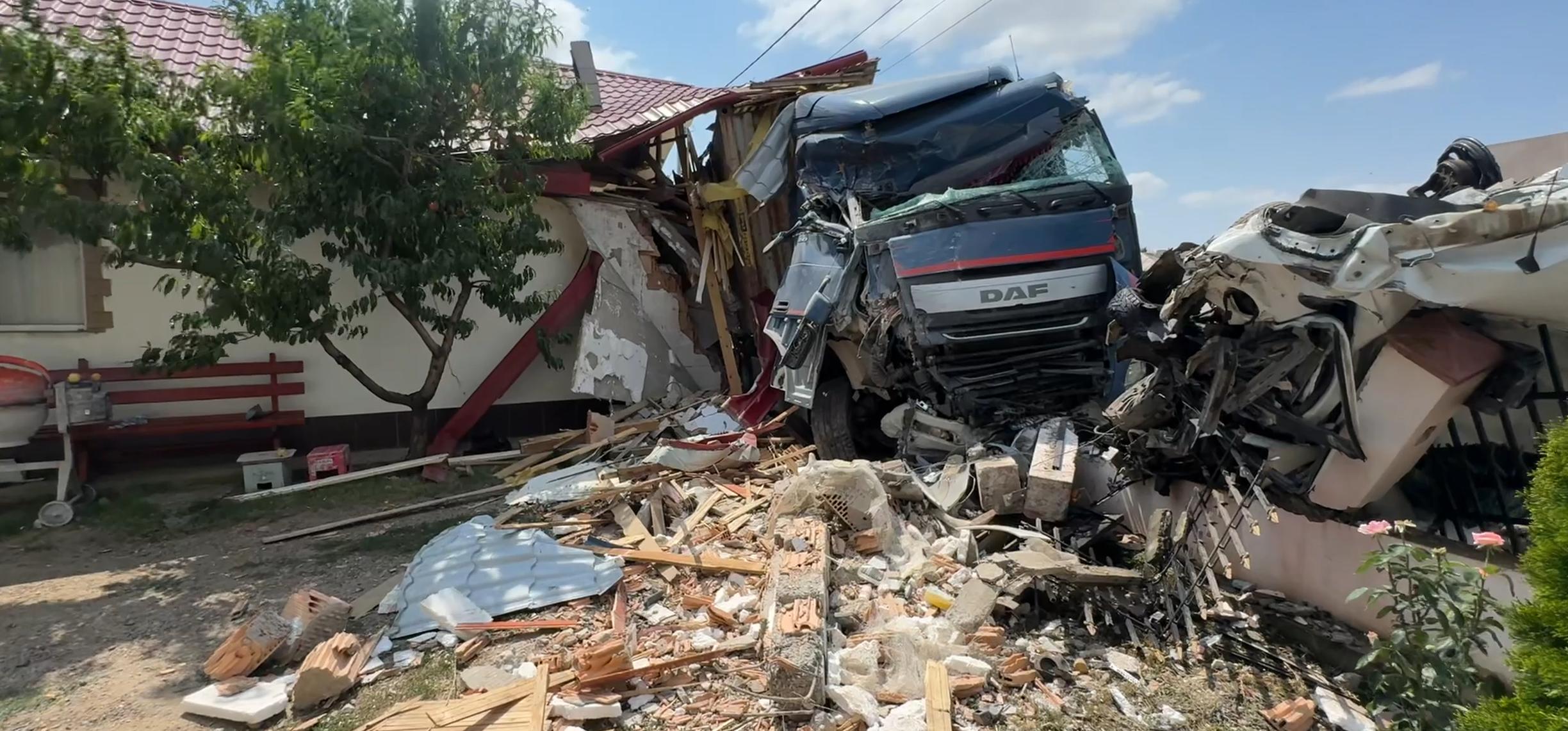 Accident într-o comună din Vaslui. Un TIR înmatriculat în R. Moldova a intrat în două gospodării: una dintre case, distrusă